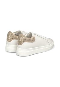 Weiße Low-Top-Sneaker mit einem Obermaterial aus glattem Leder, beigen Wildleder-Akzenten an der Ferse und verziert mit kleinen Strasssteinen an der Ferse.