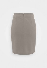 Jupe crayon beige longueur genou avec fermeture éclair au dos et détails de coutures, présentée sur un fond blanc uni.