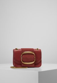 Röd läderhandväska med en kvadratisk spänne i guldton, med en strukturerad framsida och en kedjerem. Kompakt design med rundade sömdetaljer.