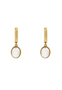 Kolczyki koła w złotym odcieniu z gładką, białą, owalną zawieszką w kształcie koralika, charakteryzujące się polerowanym wykończeniem i prostym designem.