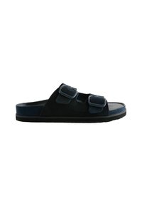 Sandalia deslizable de ante negro con dos correas ajustables, detalles en azul, suela plana y una superficie texturizada para agarre y comodidad.