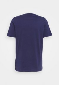 Camiseta de algodón azul marino de manga corta, con cuello redondo y dobladillo recto. Sin gráficos ni adornos. Textura suave.