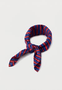 Κόκκινο και μπλε ριγέ κασκόλ από ελαφρύ ύφασμα, δεμένο σε βρόχο με δύο κρεμαστές άκρες, με εναλλασσόμενες οριζόντιες ρίγες.