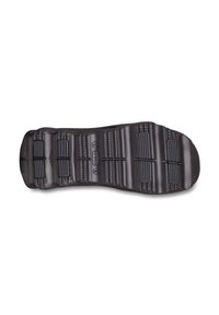Schwarze Gummisohle mit strukturierten Griffmustern und dem eingepressten Crocs-Logo in der Mitte.