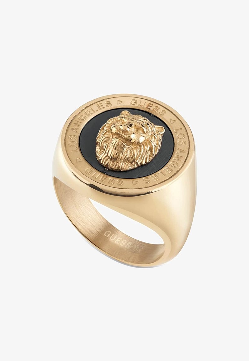 Gouden ring met een sculptuur van een leeuwenkop op een zwarte achtergrond, met gegraveerde tekst rond de rand, een gladde afwerking en een gepolijste oppervlak.