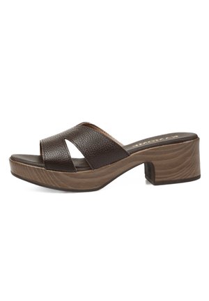 Zueco marrón de cuero con puntera abierta, dos tiras anchas, tacón de bloque de madera y plantilla moldeada.