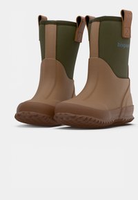 Une paire de bottes en caoutchouc marron et vert olive mi-mollet avec des semelles texturées et des languettes de traction sur un fond blanc.