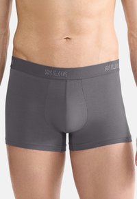 Boxer-briefs gris en tissu lisse avec un waistband élastique doux arborant le logo. Le design ajusté met en valeur la silhouette et le confort.