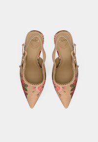 Zapatos slingback beige con punta puntiaguda, estampado floral, borde festoneado y correa ajustable. Textura suave con forro cómodo.