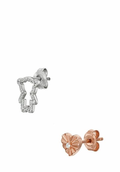 Orecchini a perno in argento e oro rosa a forma di orso, decorati con pietre trasparenti e una forma di cuore testurizzata con una pietra centrale.