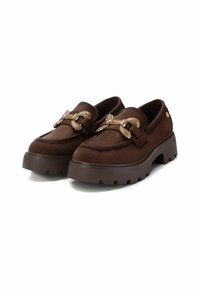 Mocasines de ante marrón con una suela gruesa marrón, que presentan un detalle decorativo de cadena dorada en la parte superior. Diseño sencillo sin logotipos visibles.