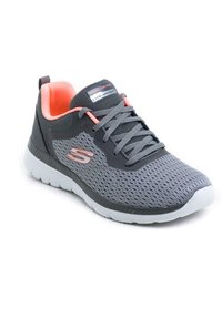Baskets légères Skechers en mesh gris avec des accents roses. Elles disposent d'une tige texturée, de lacets et d'une semelle en caoutchouc blanc avec amorti.