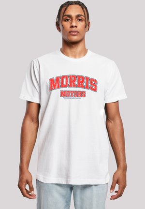Weißes Baumwoll-T-Shirt mit einem rot-blauen Grafikdruck und dem Text "MORRIS MOTORS." Kurzärmlig und mit normaler Passform.