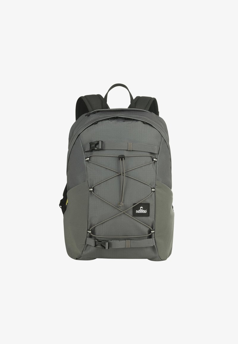 Grijze rugzak met een gestructureerd oppervlak, bungeekoordontwerp aan de voorkant, verstelbare schouderbanden en een logo-patch. Beschikt over een compressieband.