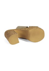 Kurkvormige platformschoenen met een gestructureerde tan basis en een bovenwerk van grijs suède. De hak heeft een blokvorm voor stabiliteit en is voorzien van gripzolen.