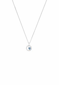 Collana d'argento con un pendente circolare che presenta un gemma a forma di cuore blu circondata da piccoli pietre trasparenti. La catena è delicata e a maglie.