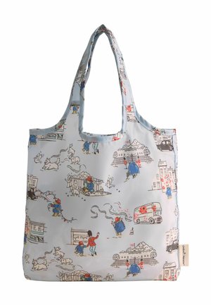 Taaskasutatav kangast kott, millel on joonistatud koomiksilaadsed illustratsioonid inimesest sinises mantlis, koertest, bussidest, hoonetest ja väljast vaadetest heledal taustal.