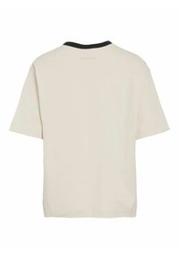 Kremno bela kratka majica s črnimi okroglim ovratnikom in subtilnim napisom »ROUGE EDIT« na zgornjem srednjem delu hrbta.