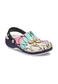 Zueco sin hebillas con tira negra, patrón de alas de mariposa en tonos rosa pastel y azul, y decoración de flores azules y naranjas sobre una suela blanca.