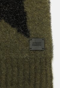 Sciarpa lavorata a maglia verde oliva con un grande motivo testurizzato nero, dotata di un'etichetta in pelle nera rettangolare con la scritta "ALLSAINTS" in rilievo.