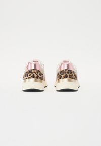Sneaker mit einem rosa Satinabsatz, Leopardenmuster-Seiten und einer beigefarbenen Sohle. Merkmale sind ein gepolstertes Design und ein verstärktes Rückenteil.