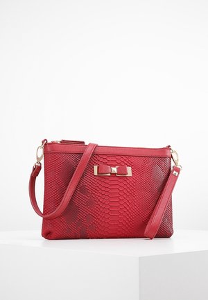 Borsa in ecopelle a motivo serpente rossa con superficie testurizzata, dettaglio della fibbia in tono oro, e tracolla regolabile, dotata di chiusura con zip sulla parte superiore.