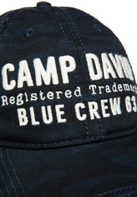 Granatowa bawełniana czapka z wyhaftowanym białym napisem "CAMP DAVID Zarejestrowany Znak Towarowy BLUE CREW 63", charakteryzująca się usztywnionym kształtem i fakturą materiału.