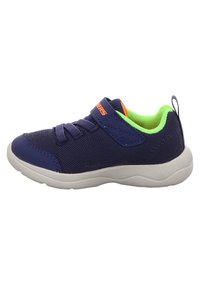 Zapatilla deportiva azul marino con parte superior de malla, suela de goma texturizada y forro en verde neón. Presenta cordones elásticos y una correa para un ajuste seguro.
