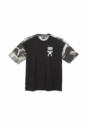 T-shirt noir à manches courtes avec manches tie-dye grises et logo EA7 blanc avec un graphisme d'haltérophile sur la poitrine.