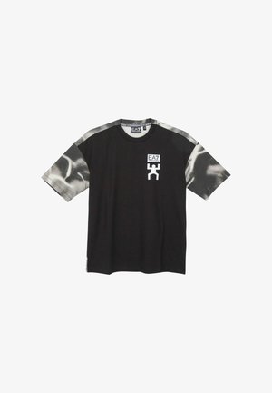 Sort t-shirt med korte ærmer med grå tie-dye ærmer og hvid EA7-logo med en vægtløftergrafik på brystet.