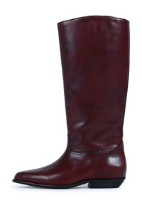 Bottes en cuir bordeaux hautes avec un bout pointu et un petit talon empilé. Fini lisse avec un minimum de coutures et un design simple.