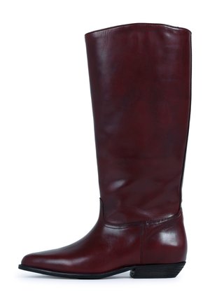 Bottes en cuir bordeaux hautes avec un bout pointu et un petit talon empilé. Fini lisse avec un minimum de coutures et un design simple.