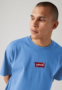 Levi's® VINTAGE FIT GRAPHIC TEE - T-shirt imprimé - federal blue