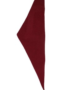 Bufanda triangular de tejido burdeos, textura suave, diseño cónico, mide aproximadamente 120 cm en el lado más largo, sin patrones visibles ni piezas metálicas.