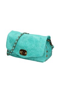 Clutch bag in faux leather turchese con pattina pieghevole, tracolla in catena dorata e borchie decorative in metallo lungo il lato.
