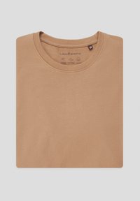 Brązowy bawełniany T-shirt, klasyczny krój, krótki rękaw, gładka tekstura, z metką zawierającą symbole pielęgnacji oraz rozmiar "M" wewnątrz kołnierza.