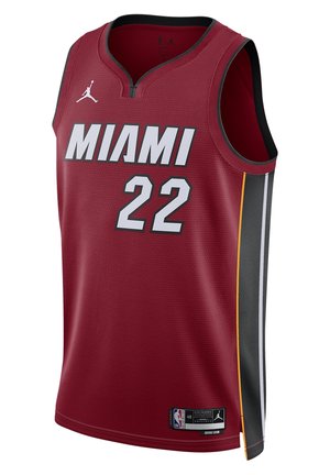 Miami Heat basketballtrøje i mørkerød med nummer 22, sorte sidelæns striber og Jordan-brand- og NBA-logoer foran.