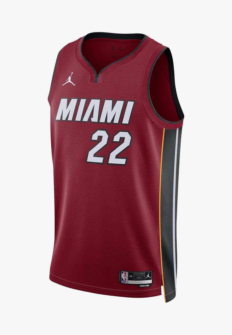 Maillot de basketball Miami Heat en rouge foncé avec le numéro 22, des bandes noires sur les côtés et les logos de la marque Jordan et de la NBA à l'avant.