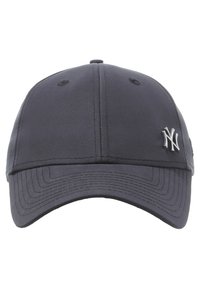Černá baseballová čepice s křivým kšiltem, na přední straně s vyšitým logem New York a texturovanou tkaninou. Na vršku jsou umístěny šest otvorů pro ventilaci.