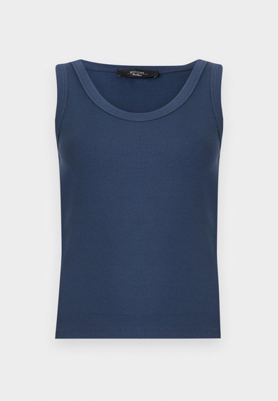 Αμάνικη μπλε ναυτική μπλούζα με ριμπ ύφανση, στρογγυλή λαιμόκοψη και φαρδιές τιράντες, απλωμένη σε λευκό φόντο.