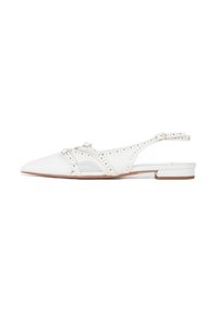 Scarpe slingback bianche con punta affilata, cinturini perforati e un piccolo tacco a blocco. Materiale in pelle liscia con sottili accenti metallici.