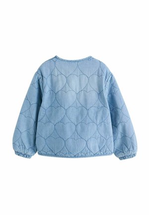 Ljusblå vadderad jacka med hjärtformade mönster, rund halsringning och elastiska manschetter. Slät denim-textur, avslappnad design.