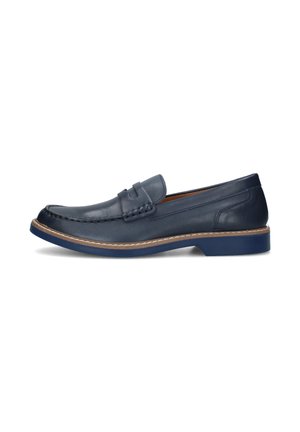 Mocassino in pelle blu navy con cuciture moc toe, dettaglio con strap penny, bordo marrone chiaro e suola blu navy abbinata, mostrato in profilo laterale.
