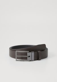 Brauner Leder-Gürtel mit glatter Textur, ausgestattet mit einer rechteckigen Schnalle in Silberoptik und dem Calvin Klein Logo.