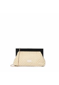 Cartera de mano beige con textura de espiga, correa de cadena dorada y una parte superior plana negra en contraste. Presenta una pequeña placa con el logo.
