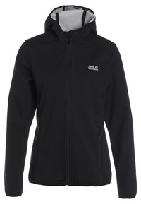 Chaqueta de softshell negra con cierre de cremallera frontal, capucha y dos bolsillos laterales con cremallera. Cuenta con un forro de forro polar y un logo en la parte superior izquierda del pecho.