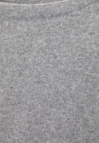 Tissu en tricot gris, présentant une texture douce avec un motif chiné subtil. Il a un aspect uniforme et une légère élasticité.