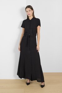 Abito lungo nero realizzato in tessuto leggero, caratterizzato da un'apertura frontale con bottoni, maniche corte, una cintura da annodare in vita e una silhouette fluida.