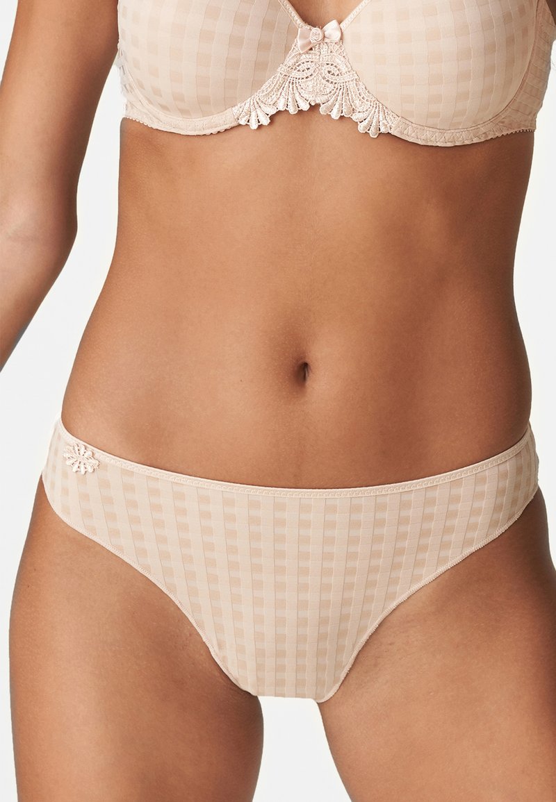 Beiger karierter Bikini-Slip mit floralem Akzent an der Seite und einer glatten, weichen Textur. Entworfen für einen bequemen Alltag.