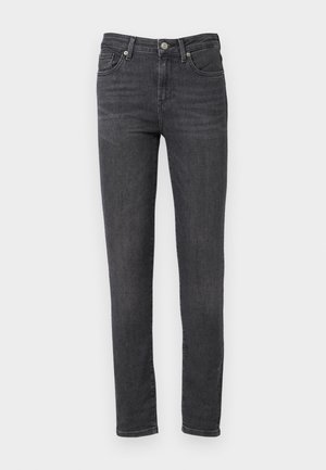 Temno sivi denim hlače s ožjim krojem, ki vsebujejo pet žepov in zaponko na gumb. Gladka tekstura in minimalni vložki iz kovine.